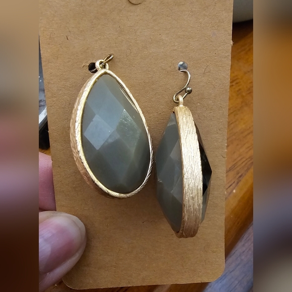 Elegant Black and Gold Teardrop Earrings EUC - Picture 2 of 5